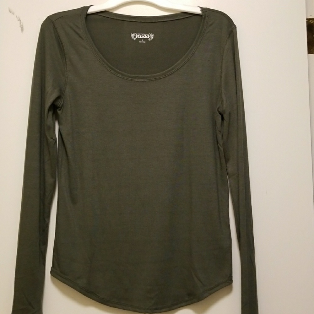 Long sleeve t-shirt.